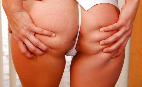 Glamorous american blond milf Parker Swayze showing big titties and jerking off 